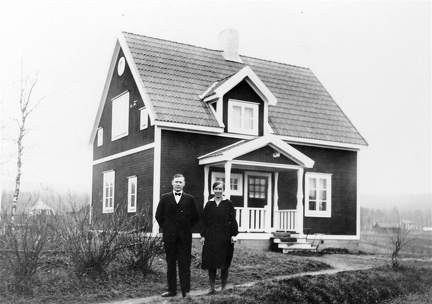 Albert styckar av en tomt strax söder om sin stuga, Wiktor och Ida bygger sitt hus där.